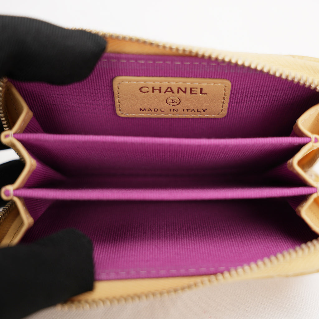 Portafoglio CHANEL in pelle trapuntata gialla con zip