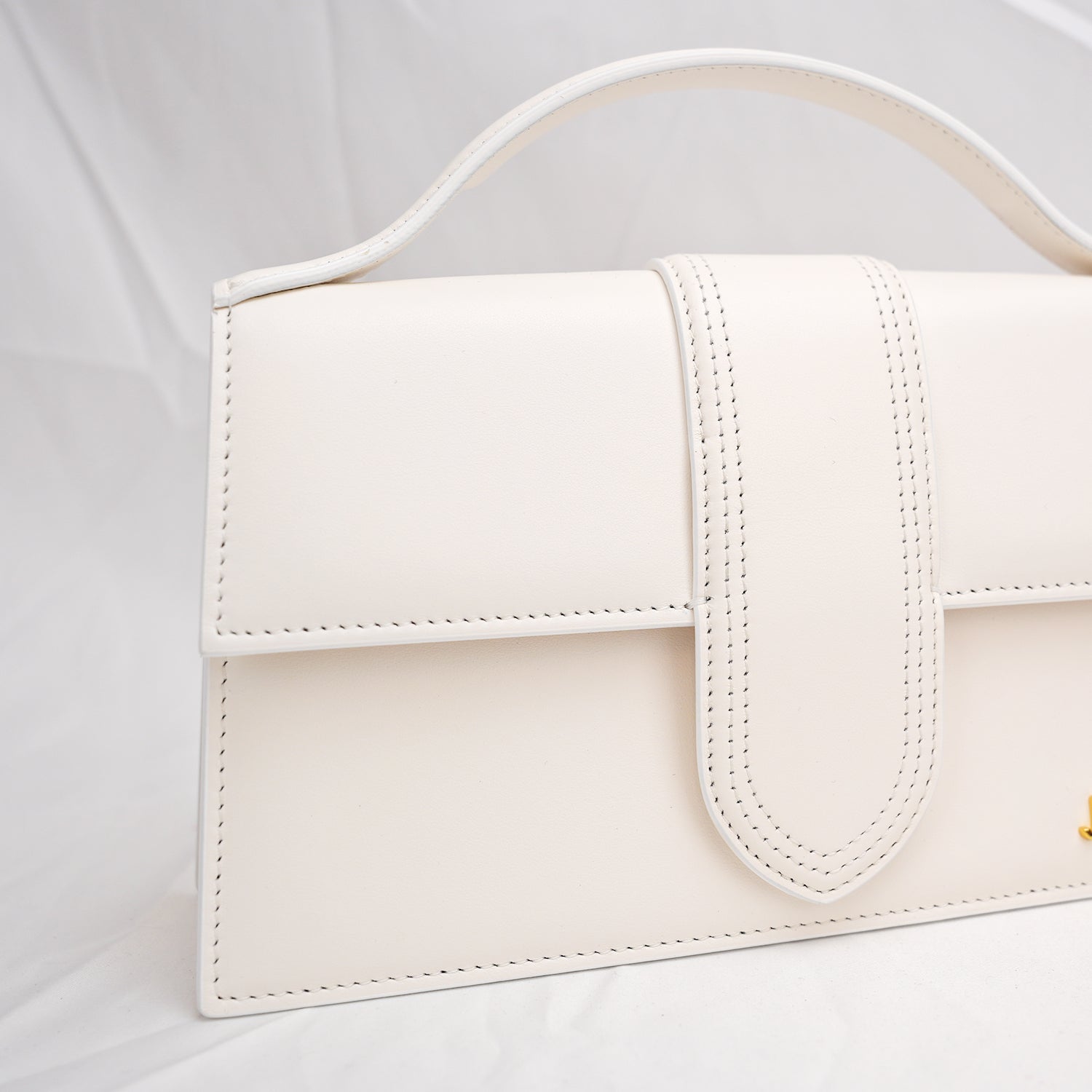 Jacquemus Le Grand Bambino borsa bianca in pelle liscia con logo dorato