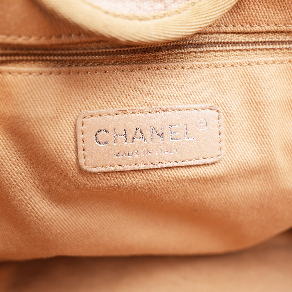 Chanel Deauville Tote Bag Media in Tessuto Marrone con Logo Ricamato e Manici in Pelle – Serie 18