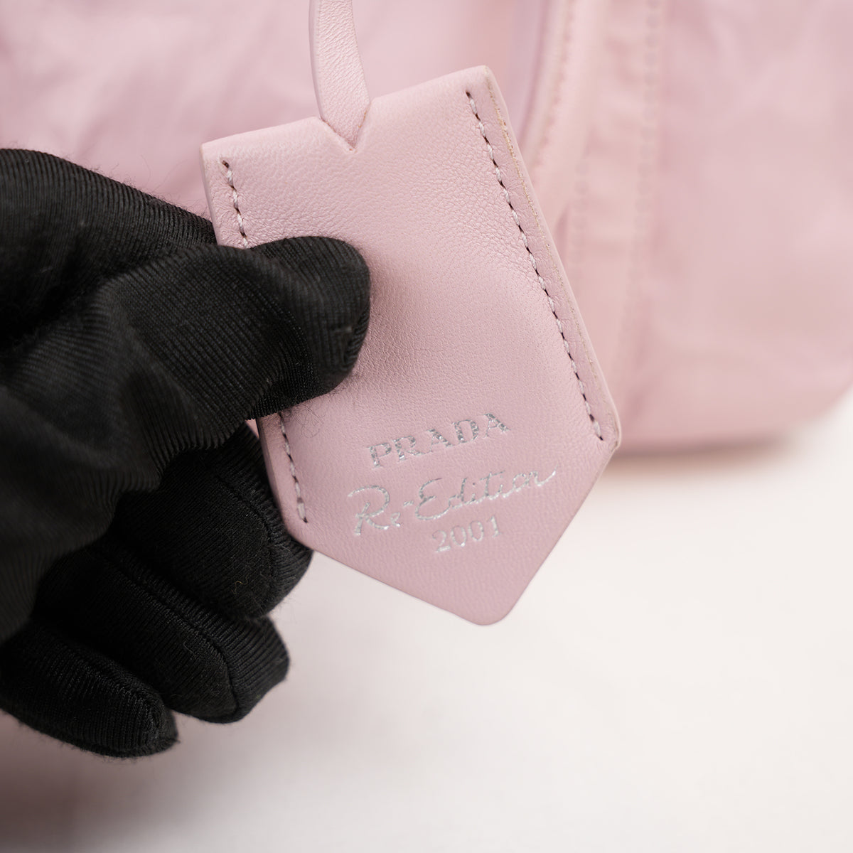Prada Bauletto Piccolo in Pelle Rosa Cipria con Logo Triangolare e Dettagli Argentati – Dust Bag Inclusa