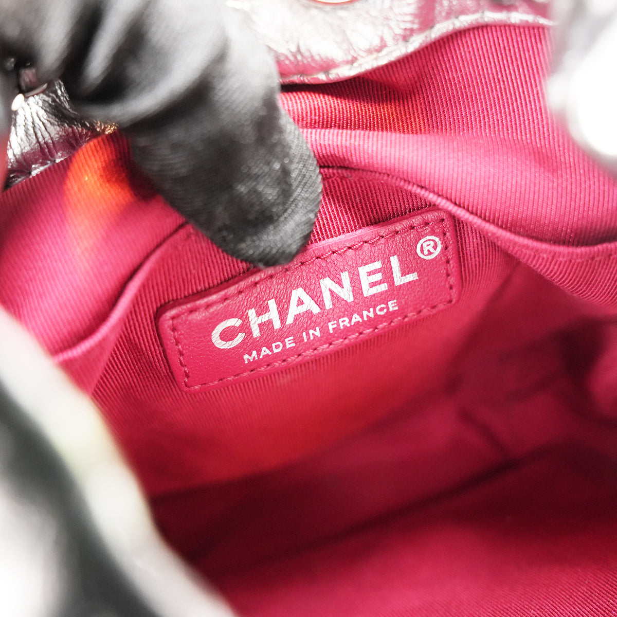Chanel Borsa Secchiello Vintage in Pelle di Vitello Argentata Matelassé con Logo CC Dorato – Serie 24