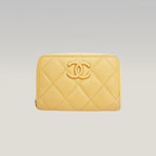 Portafoglio CHANEL in pelle trapuntata gialla con zip