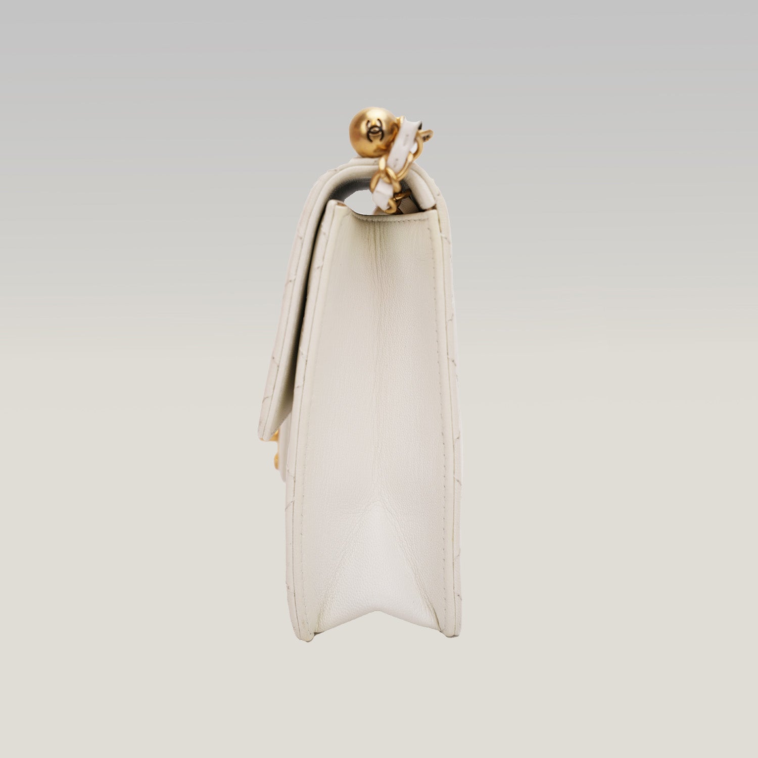 Chanel borsa a tracolla bianca trapuntata con catena e perle – mini