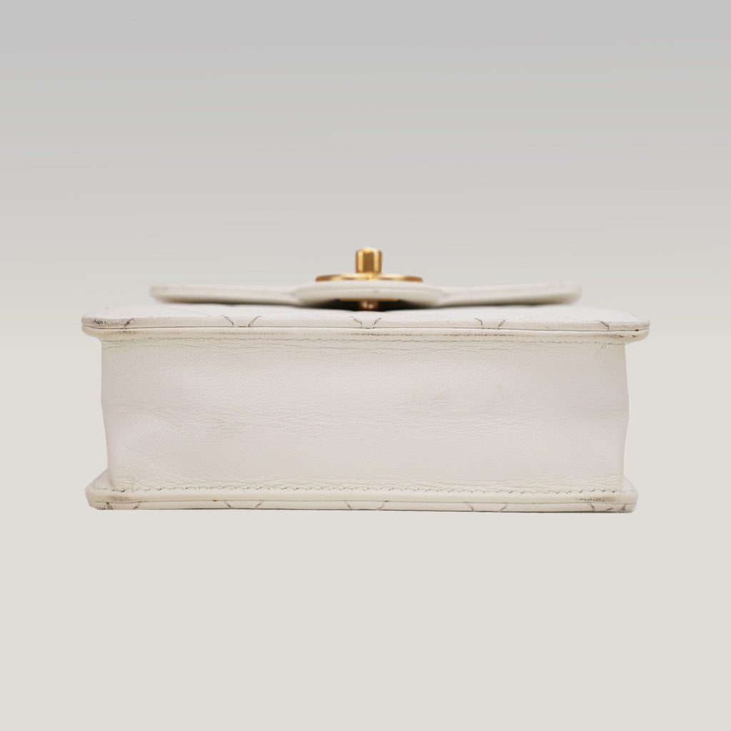 Chanel Borsa a Spalla in Pelle Trapuntata con Dettagli di Perle