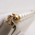 Chanel borsa a tracolla bianca trapuntata con catena e perle – mini