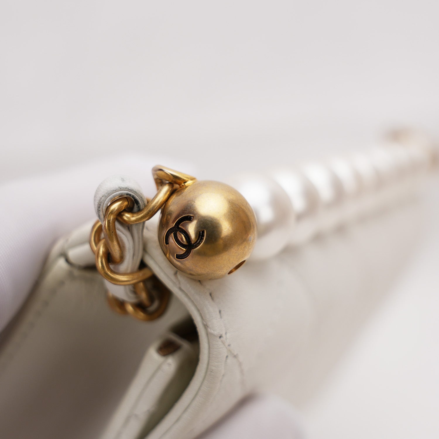 Chanel Borsa a Spalla in Pelle Trapuntata con Dettagli di Perle