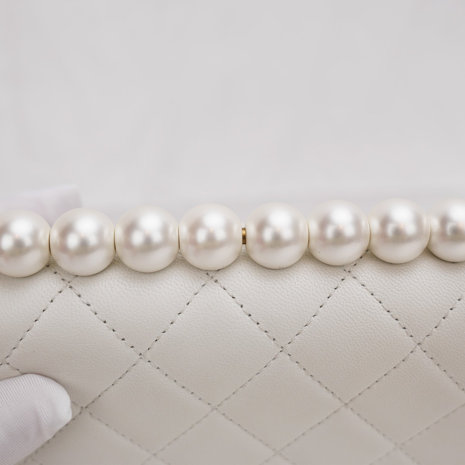 Chanel Borsa a Spalla in Pelle Trapuntata con Dettagli di Perle