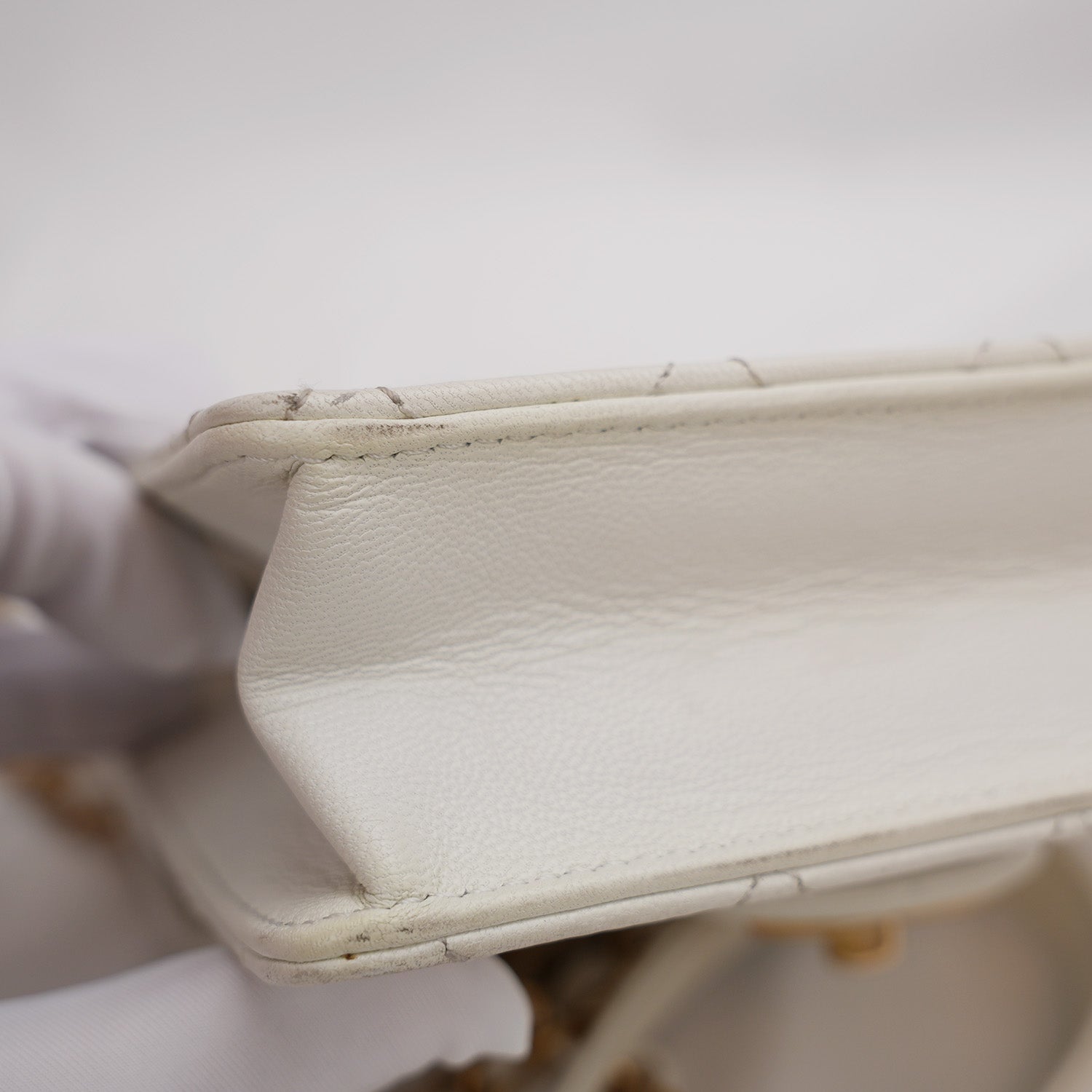 Chanel borsa a tracolla bianca trapuntata con catena e perle – mini