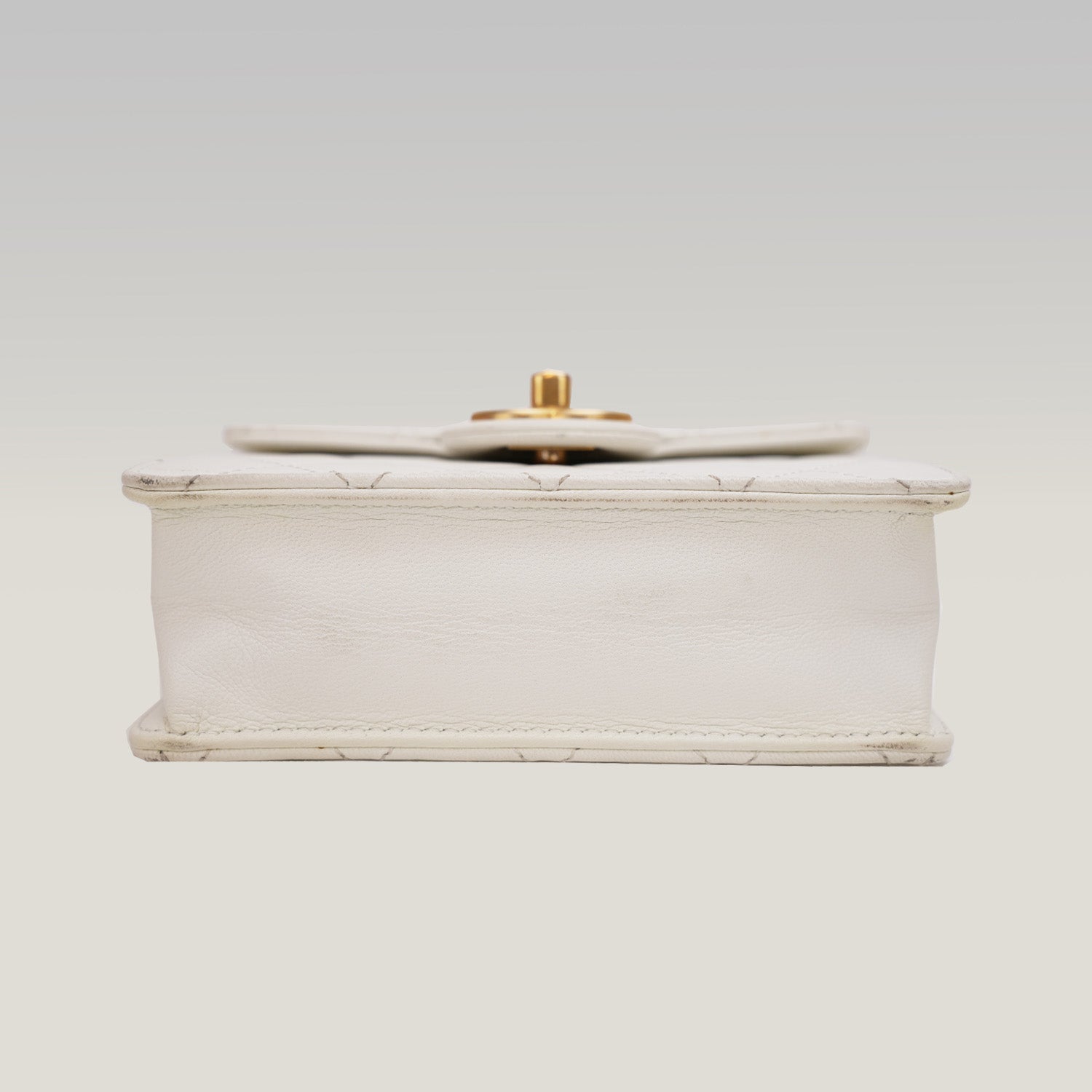 Chanel borsa a tracolla bianca trapuntata con catena e perle – mini