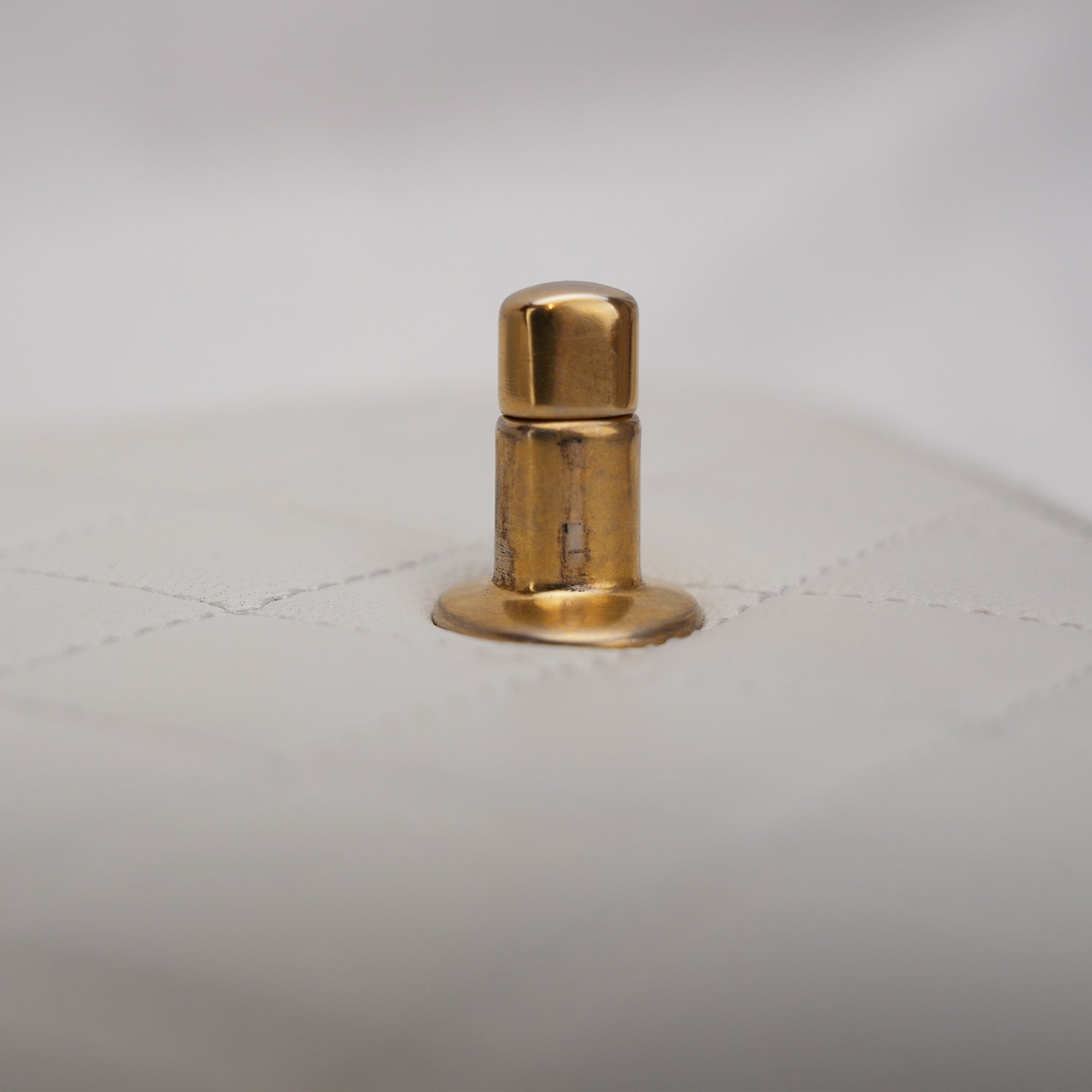 Chanel borsa a tracolla bianca trapuntata con catena e perle – mini