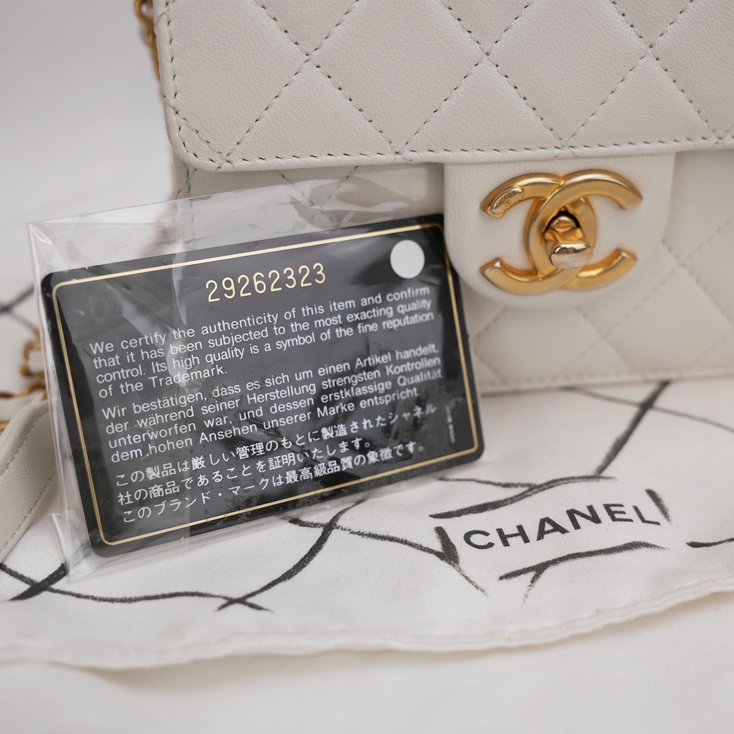 Chanel borsa a tracolla bianca trapuntata con catena e perle – mini