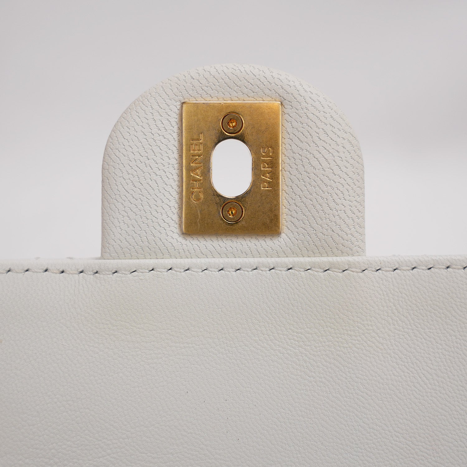 Chanel Borsa a Spalla in Pelle Trapuntata con Dettagli di Perle