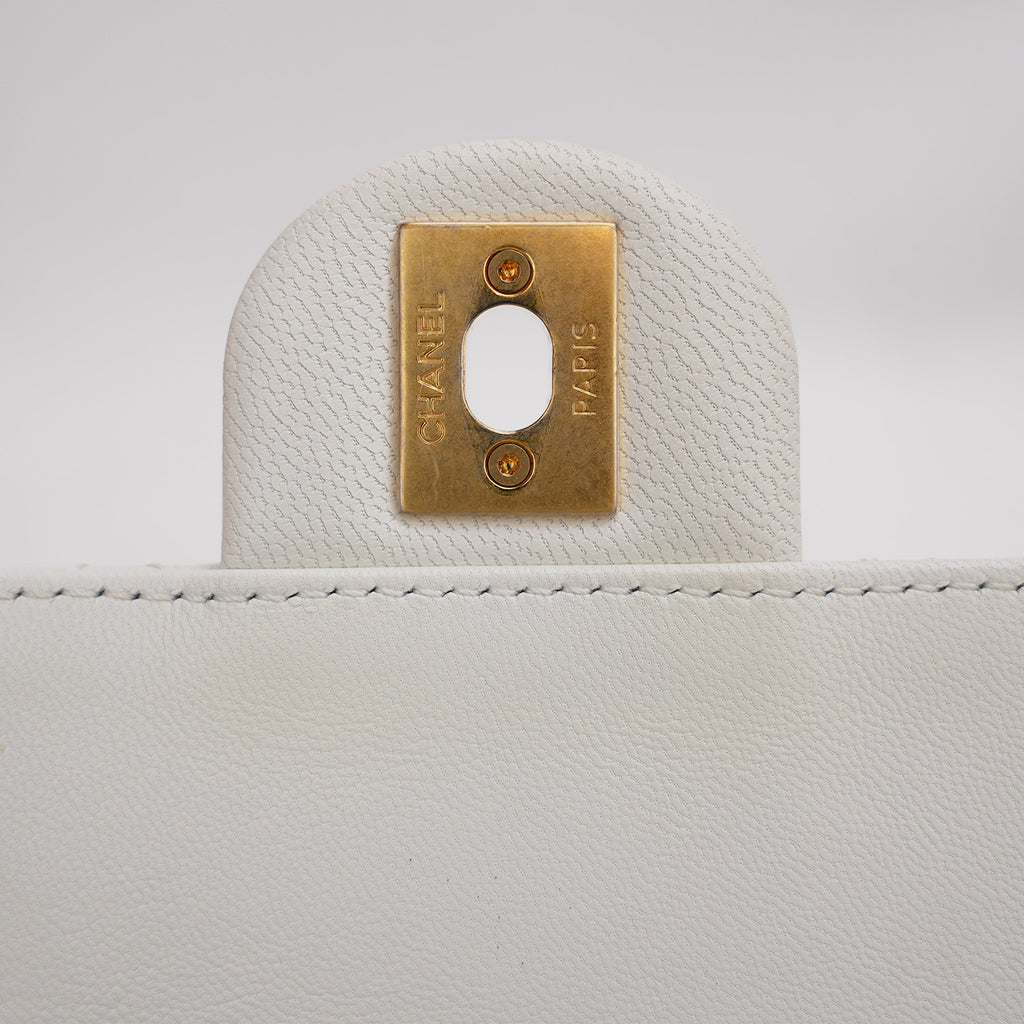 Chanel borsa a tracolla bianca trapuntata con catena e perle – mini