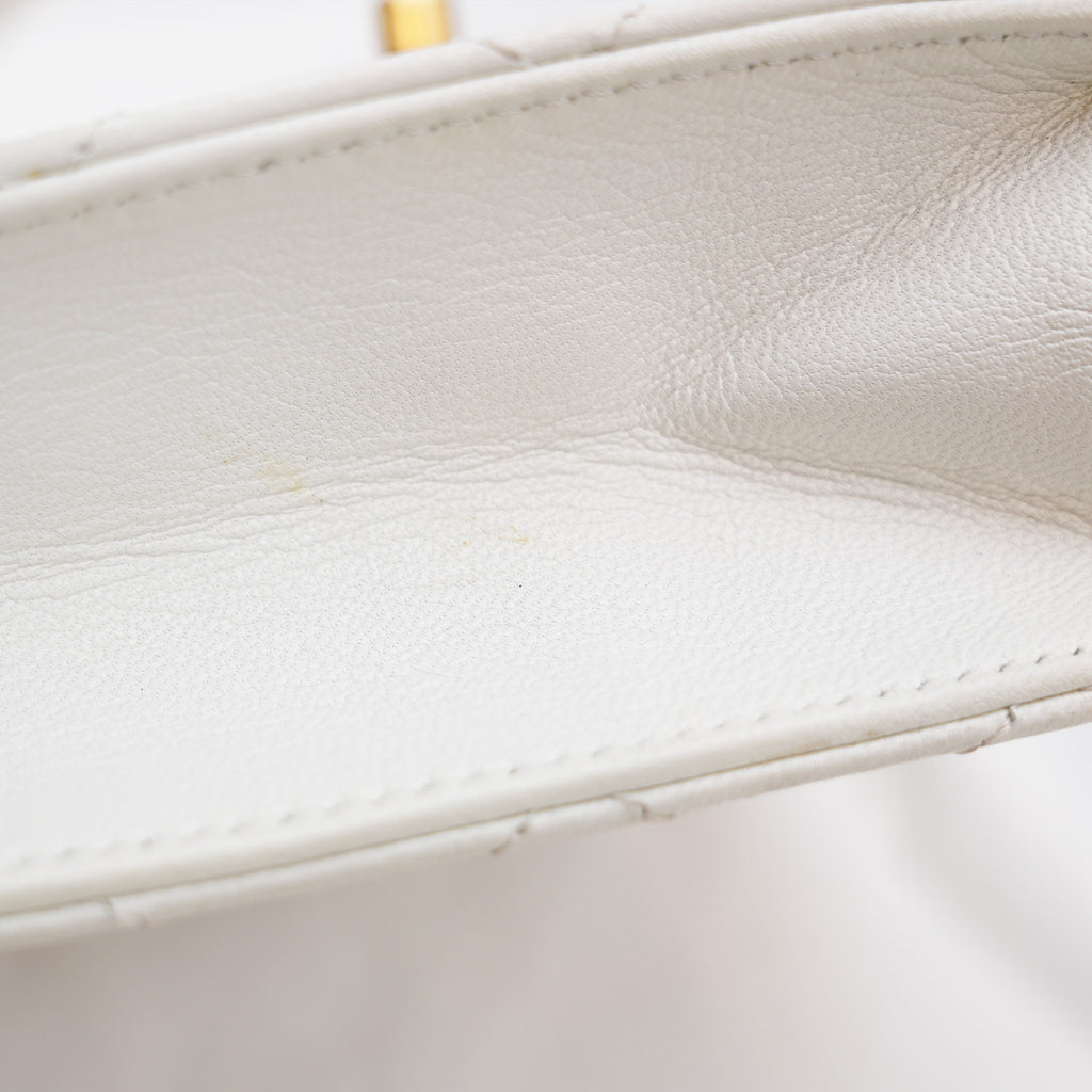 Chanel borsa a tracolla bianca trapuntata con catena e perle – mini