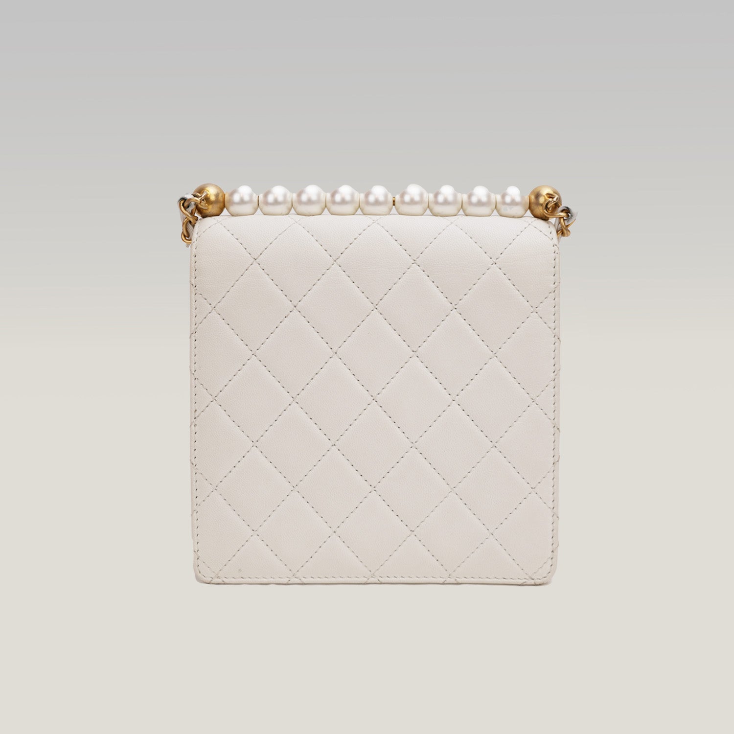 Chanel borsa a tracolla bianca trapuntata con catena e perle – mini