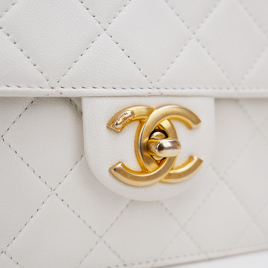 Chanel borsa a tracolla bianca trapuntata con catena e perle – mini