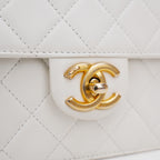 Chanel borsa a tracolla bianca trapuntata con catena e perle – mini