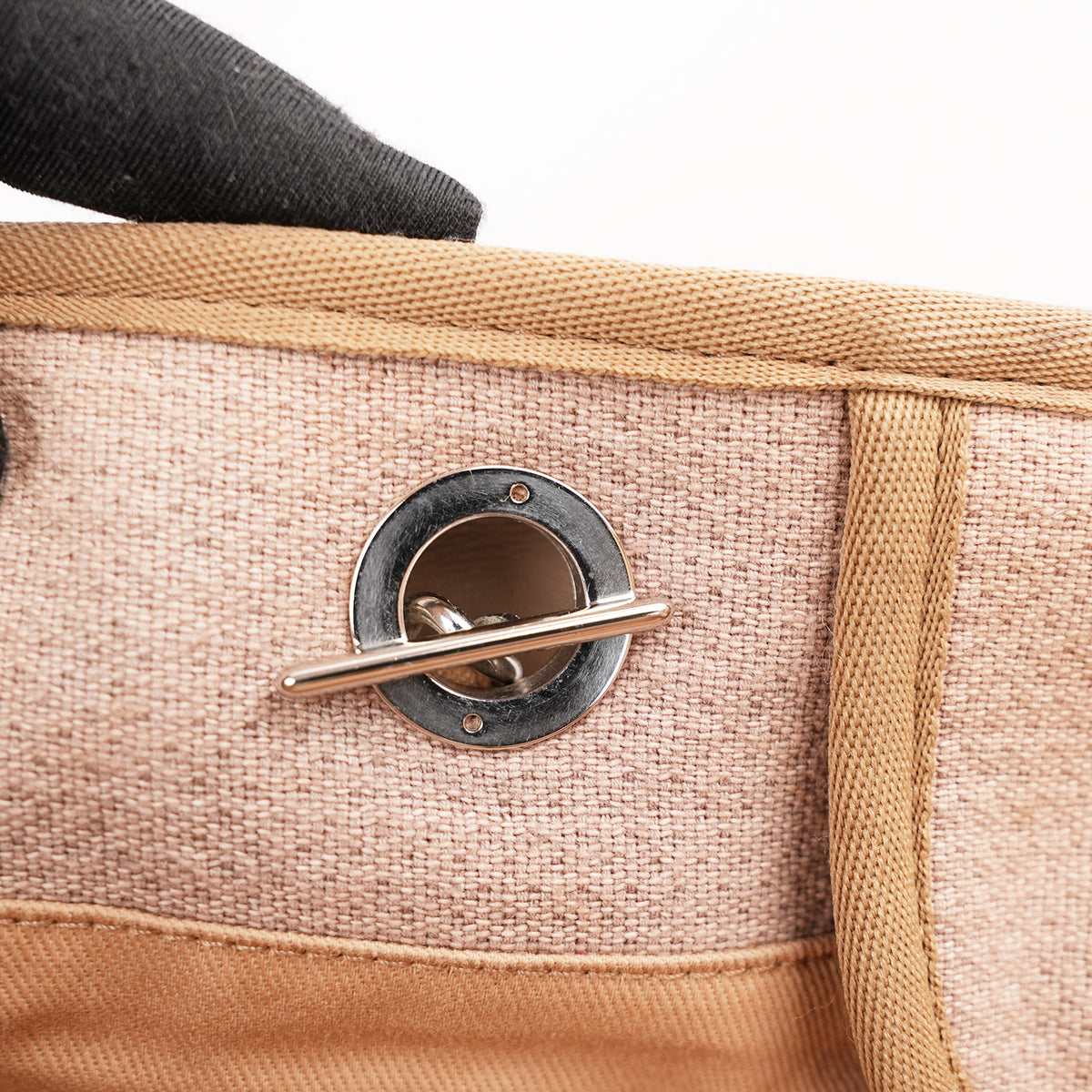 Chanel Deauville Tote Bag Media in Tessuto Marrone con Logo Ricamato e Manici in Pelle – Serie 18