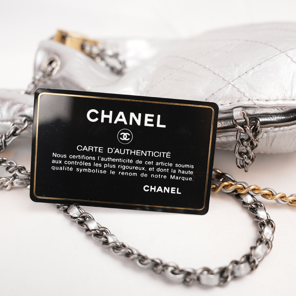 Chanel Borsa Secchiello Vintage in Pelle di Vitello Argentata Matelassé con Logo CC Dorato – Serie 24