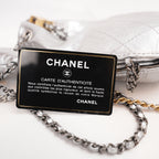 Chanel Borsa Secchiello Vintage in Pelle di Vitello Argentata Matelassé con Logo CC Dorato – Serie 24