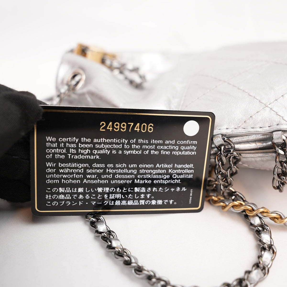 Chanel Borsa Secchiello Vintage in Pelle di Vitello Argentata Matelassé con Logo CC Dorato – Serie 24