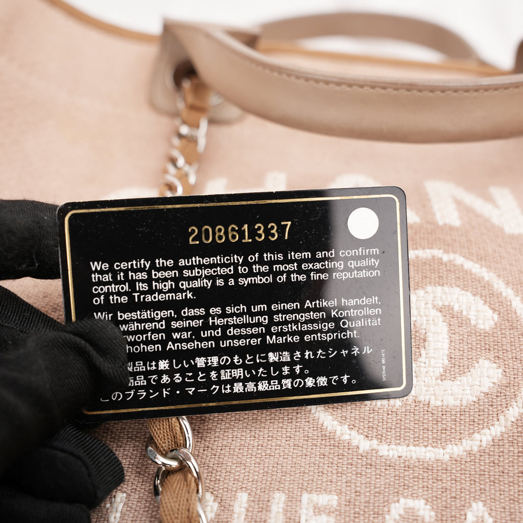 Chanel Deauville Tote Bag Media in Tessuto Marrone con Logo Ricamato e Manici in Pelle – Serie 18