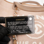 Chanel Deauville Tote Bag Media in Tessuto Marrone con Logo Ricamato e Manici in Pelle – Serie 18