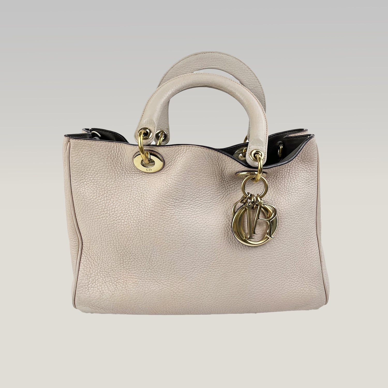Dior Diorissimo Meida in Pelle Rosa Granata con Charm Logo Oro