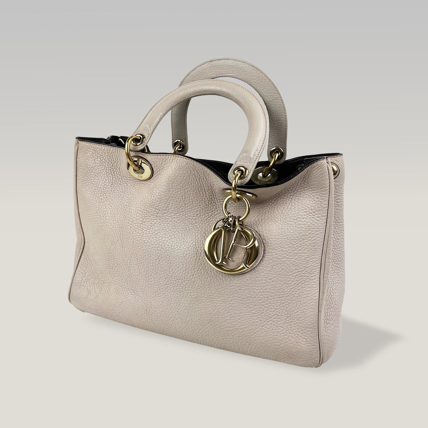 Dior Diorissimo Meida in Pelle Rosa Granata con Charm Logo Oro