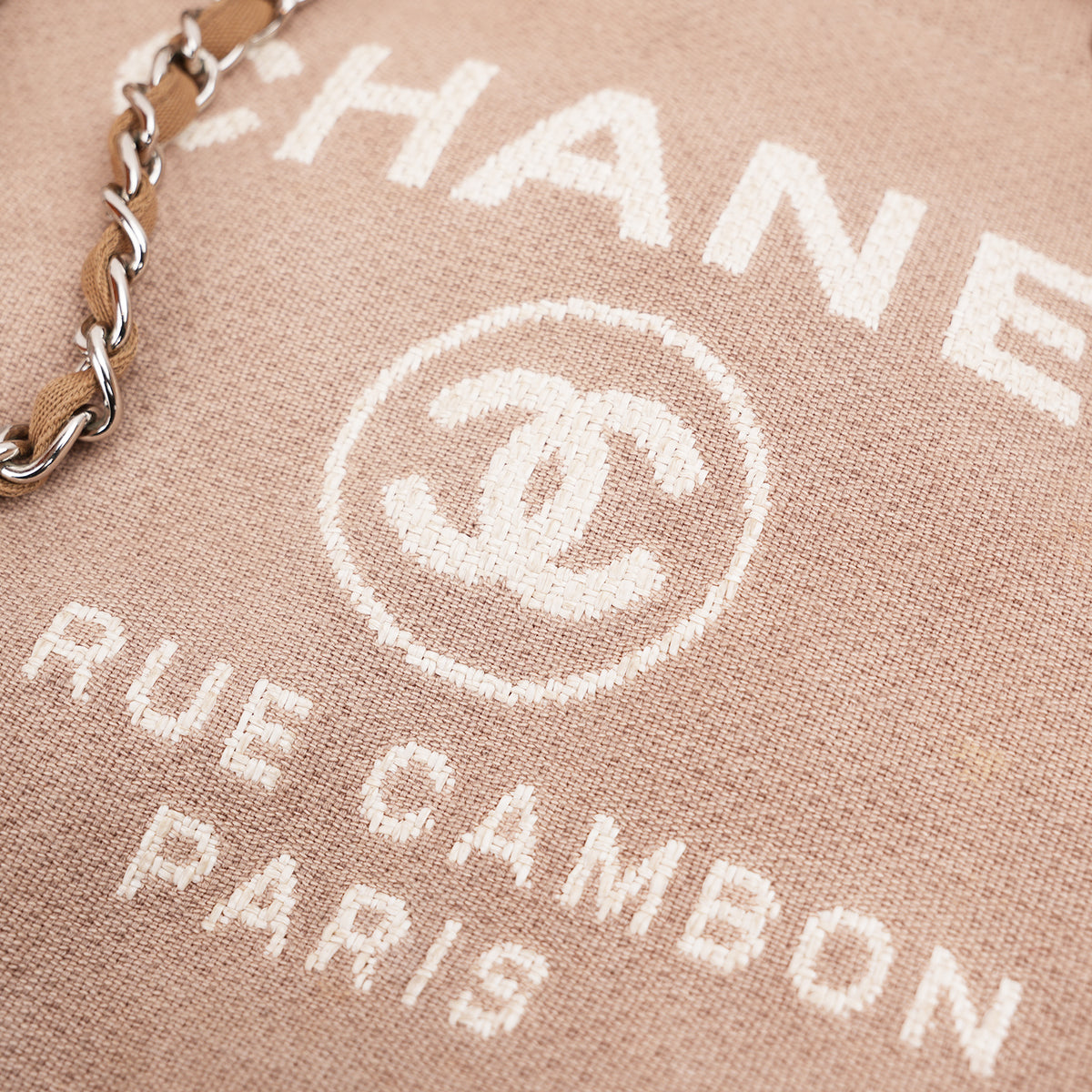 Chanel Deauville Tote Bag Media in Tessuto Marrone con Logo Ricamato e Manici in Pelle – Serie 18