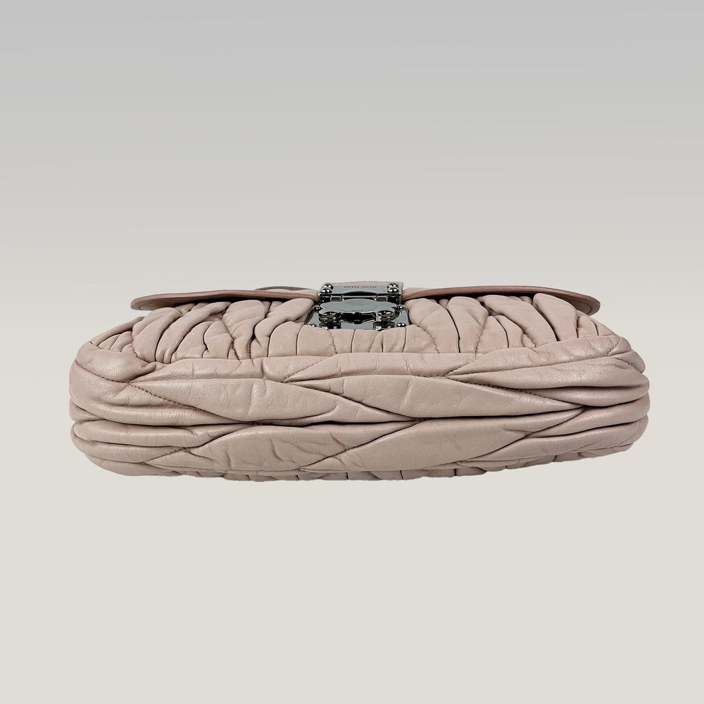 Miu Miu Coffer Small in Pelle Matelassé Cipria con Tracolla
