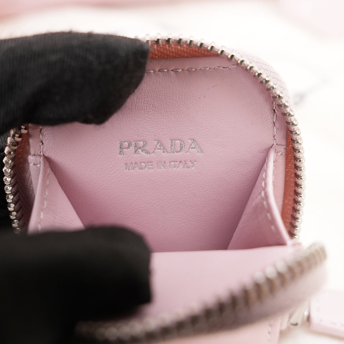 Prada Bauletto Piccolo in Pelle Rosa Cipria con Logo Triangolare e Dettagli Argentati – Dust Bag Inclusa