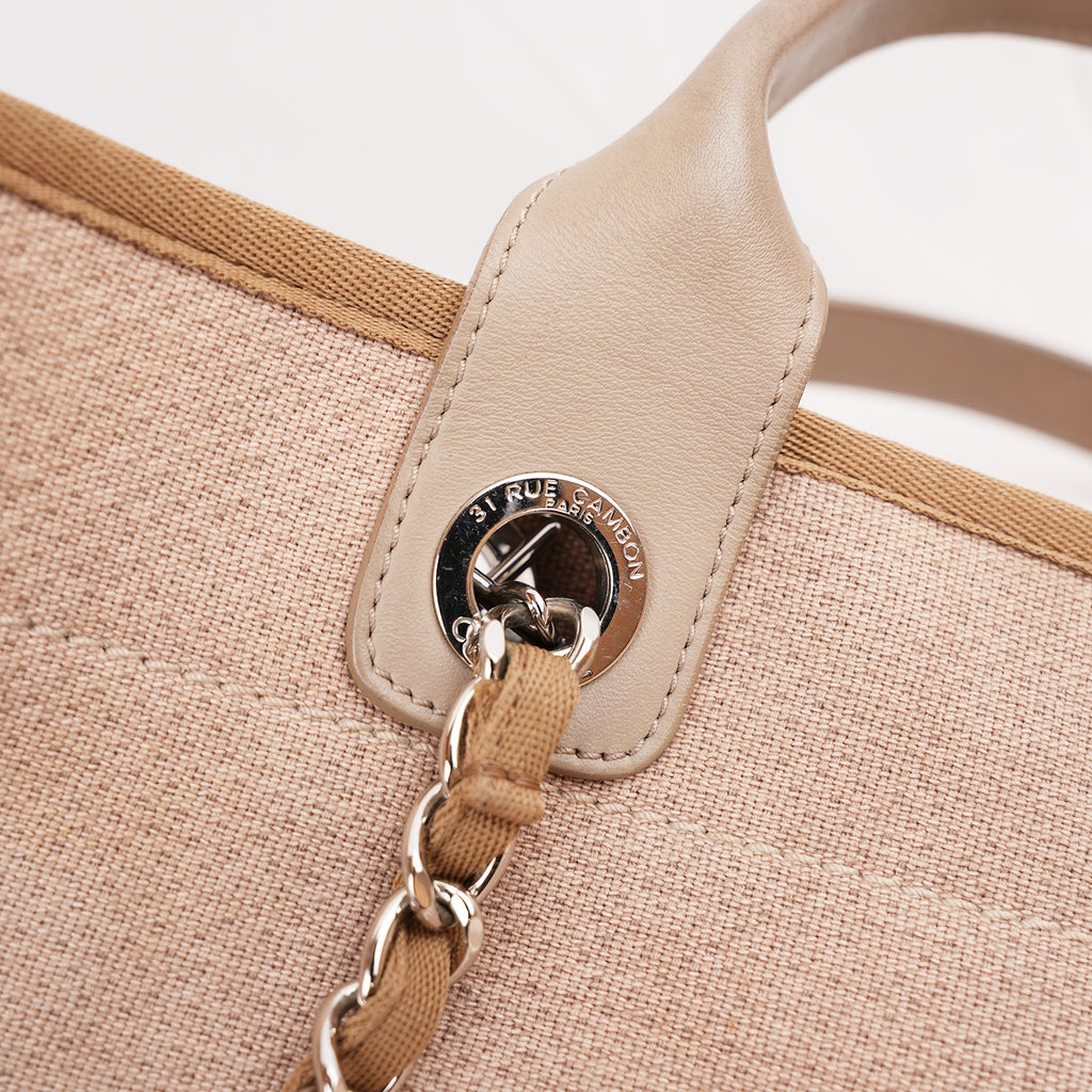 Chanel Deauville Tote Bag Media in Tessuto Marrone con Logo Ricamato e Manici in Pelle – Serie 18