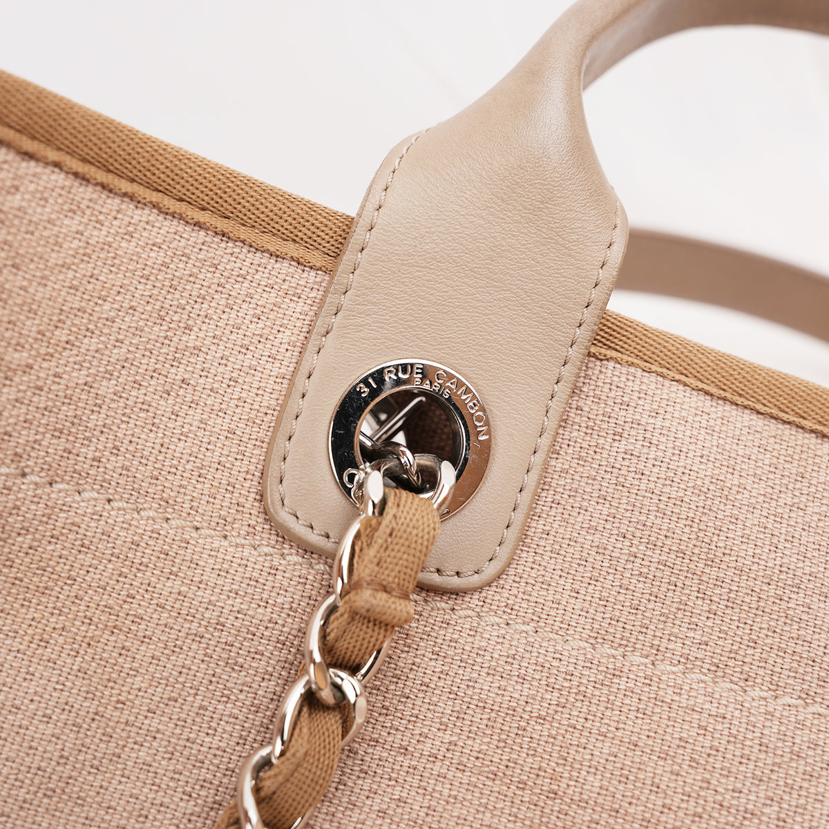 Chanel Deauville Tote Bag Media in Tessuto Marrone con Logo Ricamato e Manici in Pelle – Serie 18