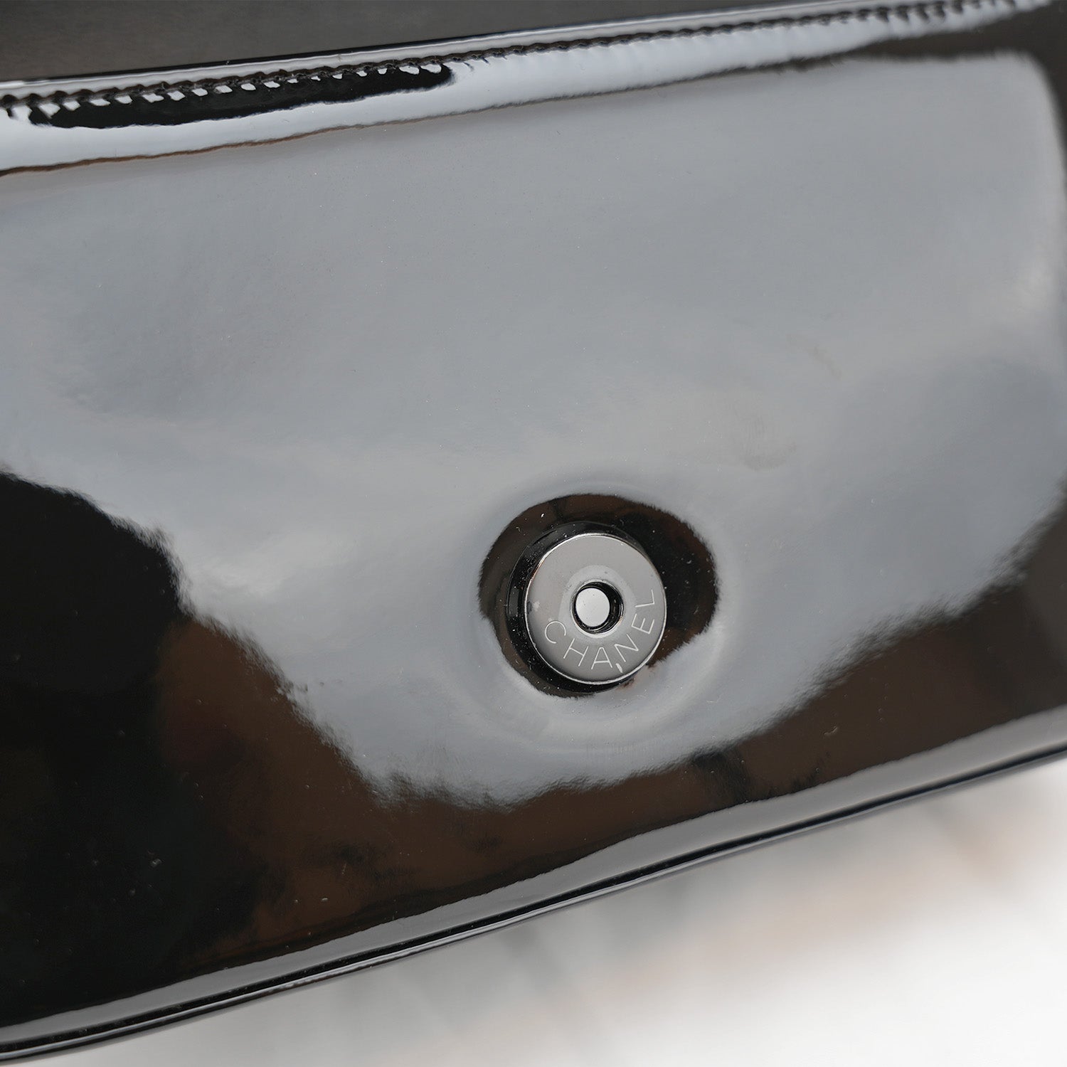 Chanel Borsa a Patta Piccola in Pelle di Vitello Verniciata