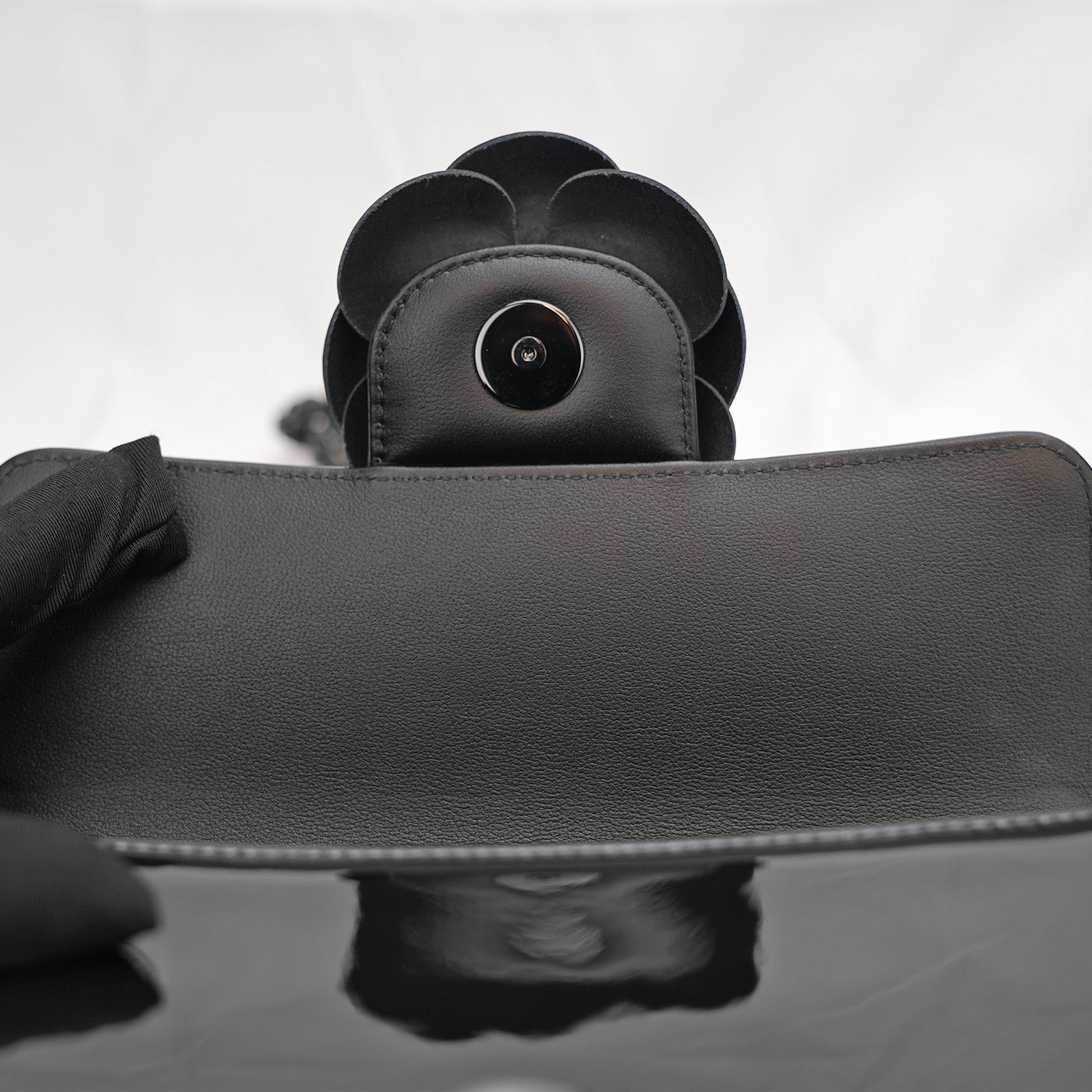 Chanel Borsa a Patta Piccola in Pelle di Vitello Verniciata