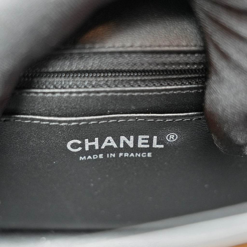 Chanel Borsa a Patta Piccola in Pelle di Vitello Verniciata