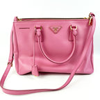 Prada Galleria Small Bag in Pelle Saffiano Rosa con Tracolla e Doppio Manico