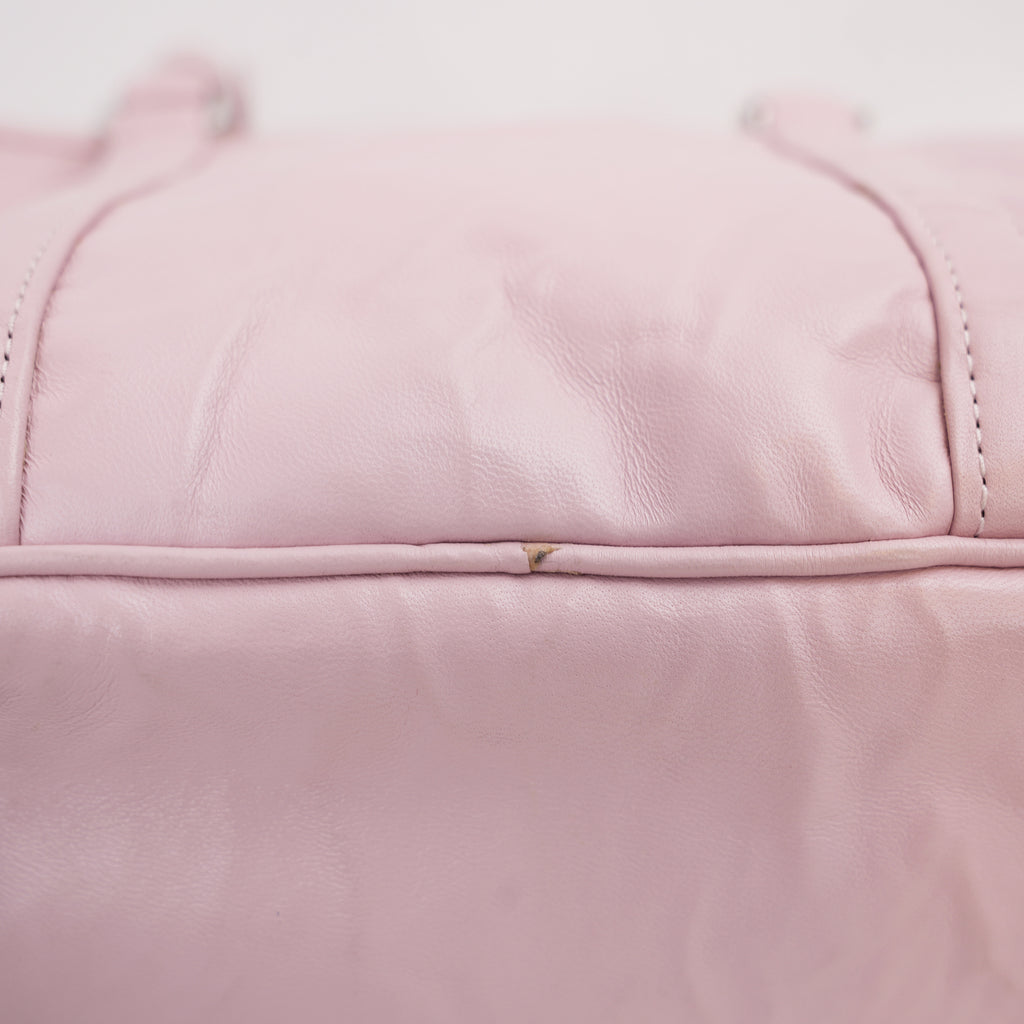 Prada Bauletto Piccolo in Pelle Rosa Cipria con Logo Triangolare e Dettagli Argentati – Dust Bag Inclusa