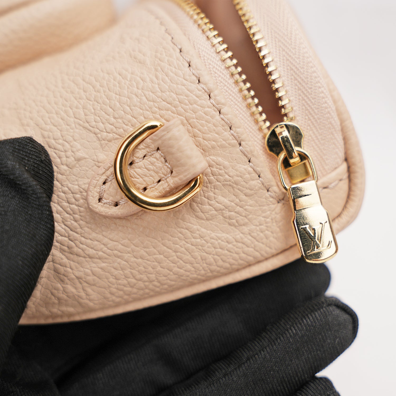 Louis Vuitton Mini Bumbag in pelle Monogram Empreinte sabbia