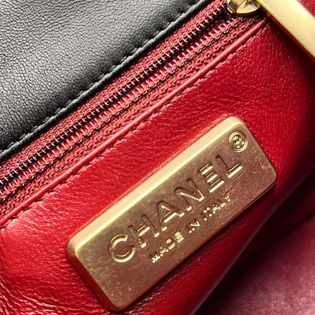 Chanel Medium Flap – Borsa Trapuntata con Tracolla a Catena Decorata con Perle