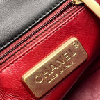 Chanel Medium Flap – Borsa Trapuntata con Tracolla a Catena Decorata con Perle