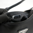 Prada Re-Edition 2005 borsa mini in nylon nero con tracolla – iconica