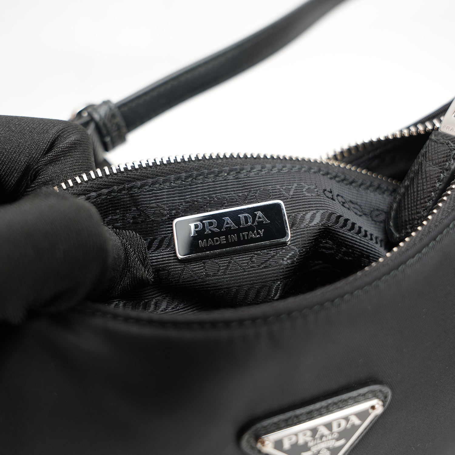 Prada Re-Edition 2005 borsa mini in nylon nero con tracolla – iconica