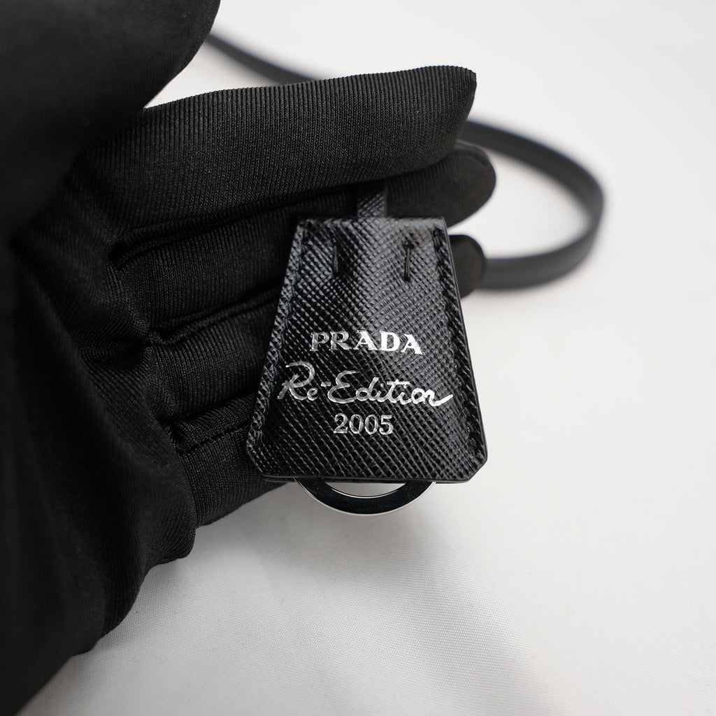 Prada Re-Edition 2005 borsa mini in nylon nero con tracolla – iconica