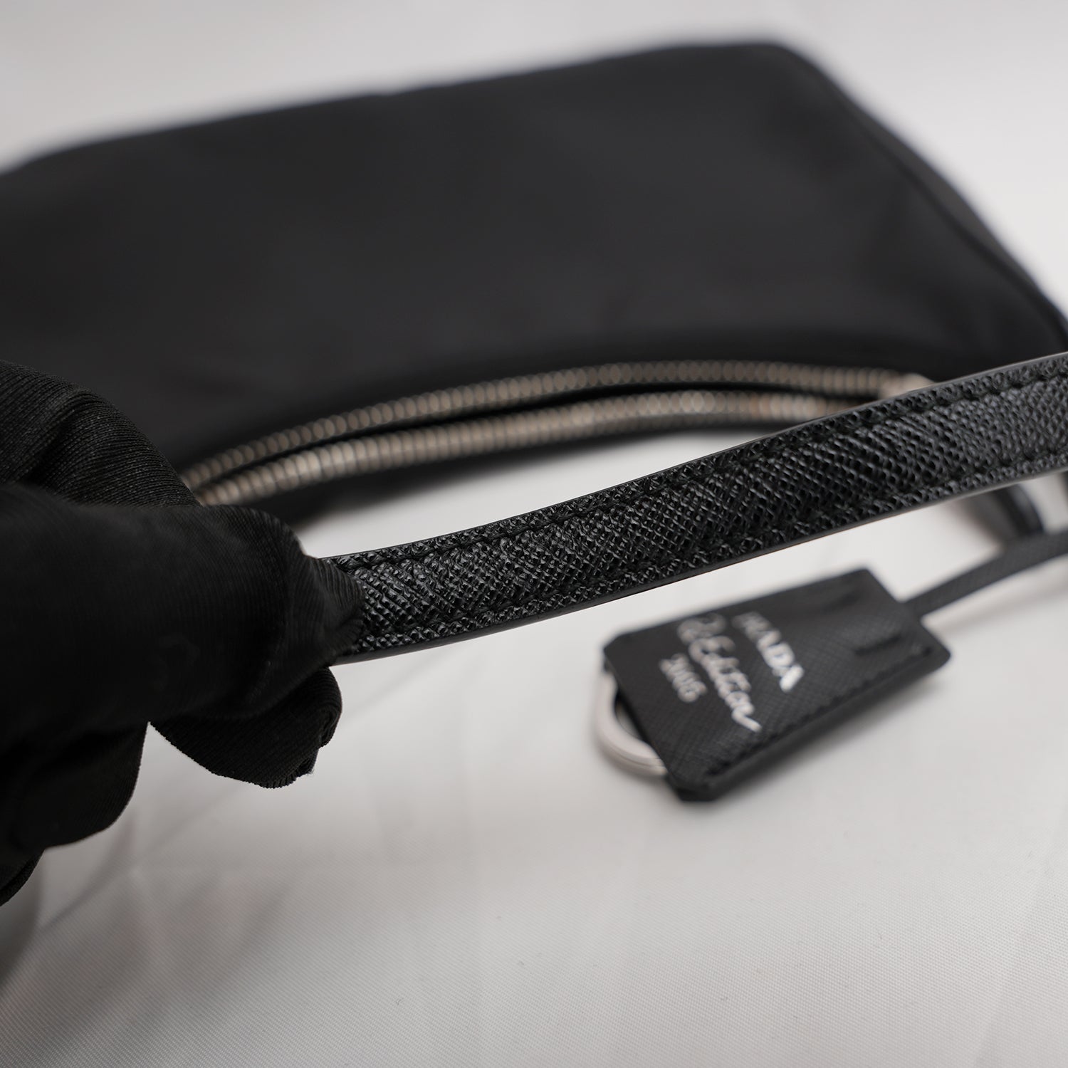Prada Re-Edition 2005 borsa mini in nylon nero con tracolla – iconica
