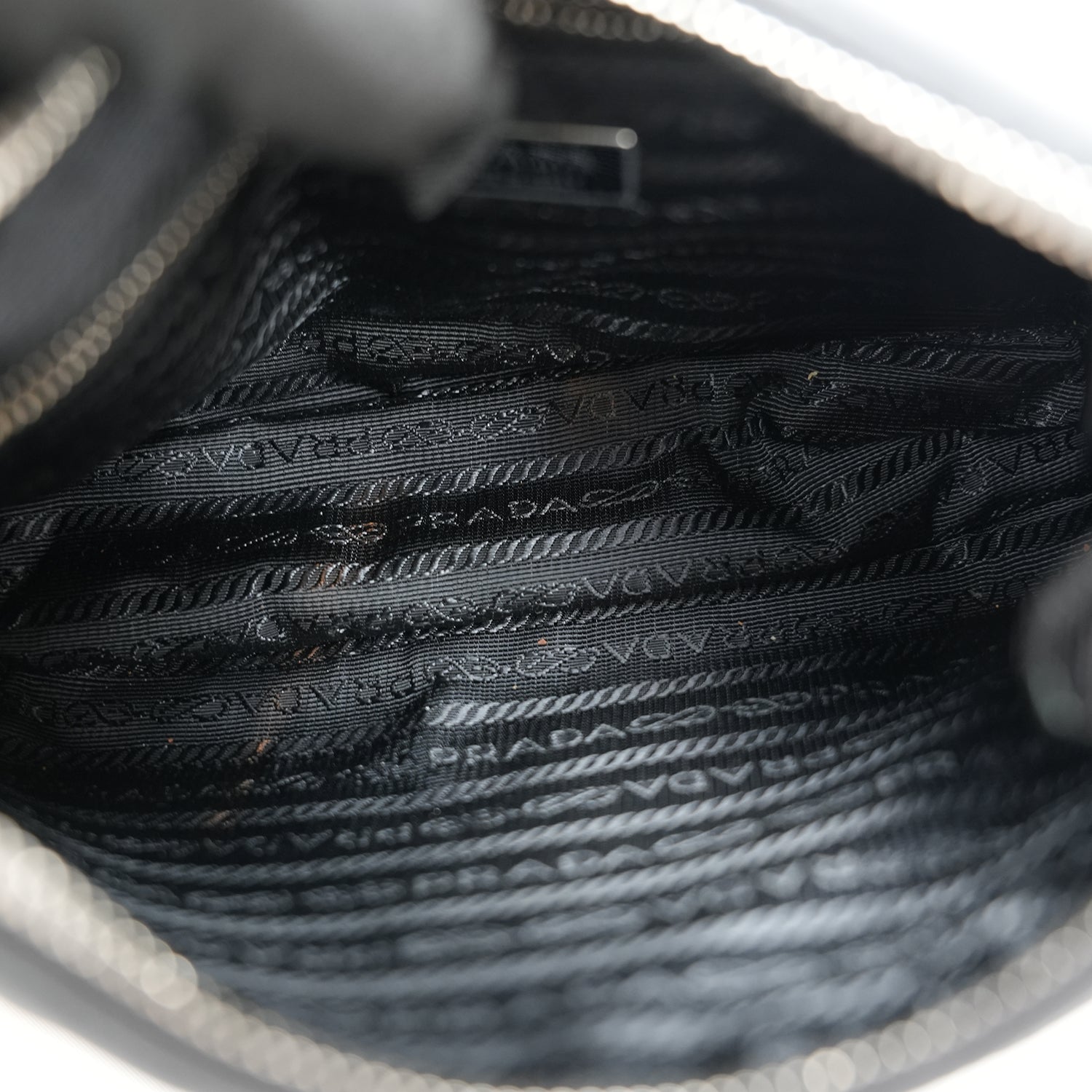 Prada Re-Edition 2005 borsa mini in nylon nero con tracolla – iconica