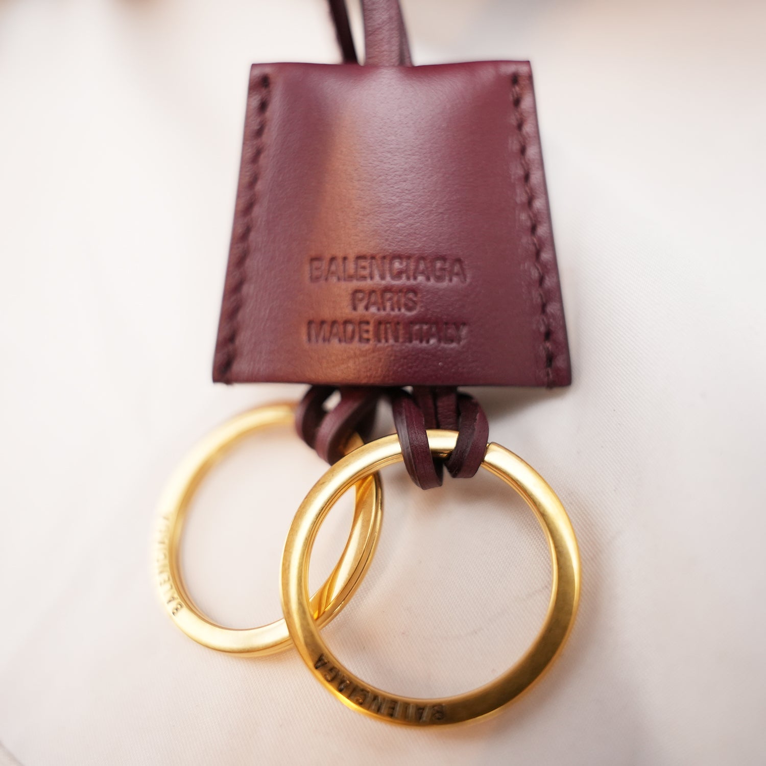 Balenciaga Bel Air Borsa Media in Pelle Bordeaux con Hardware Dorato