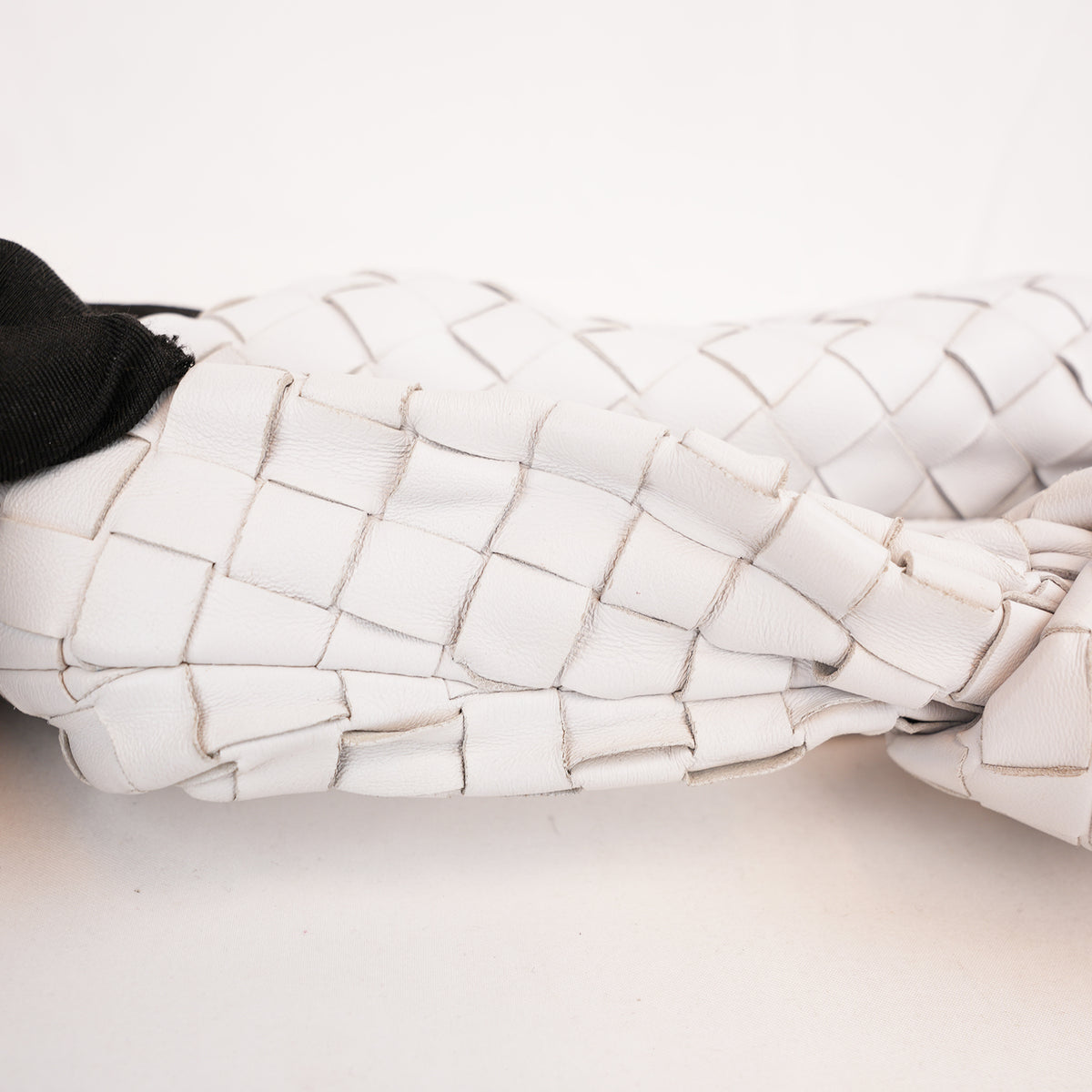 Bottega Veneta Jodie Mini Bianca in Pelle di Agnello Intrecciata