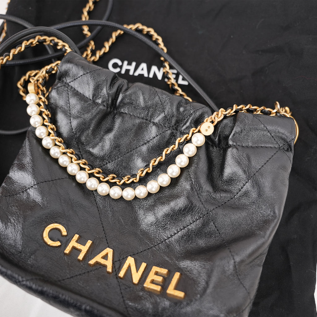 Chanel 22 Mini Borsa a Mano in Pelle Nera Lucida con Perle e Catena Dorata
